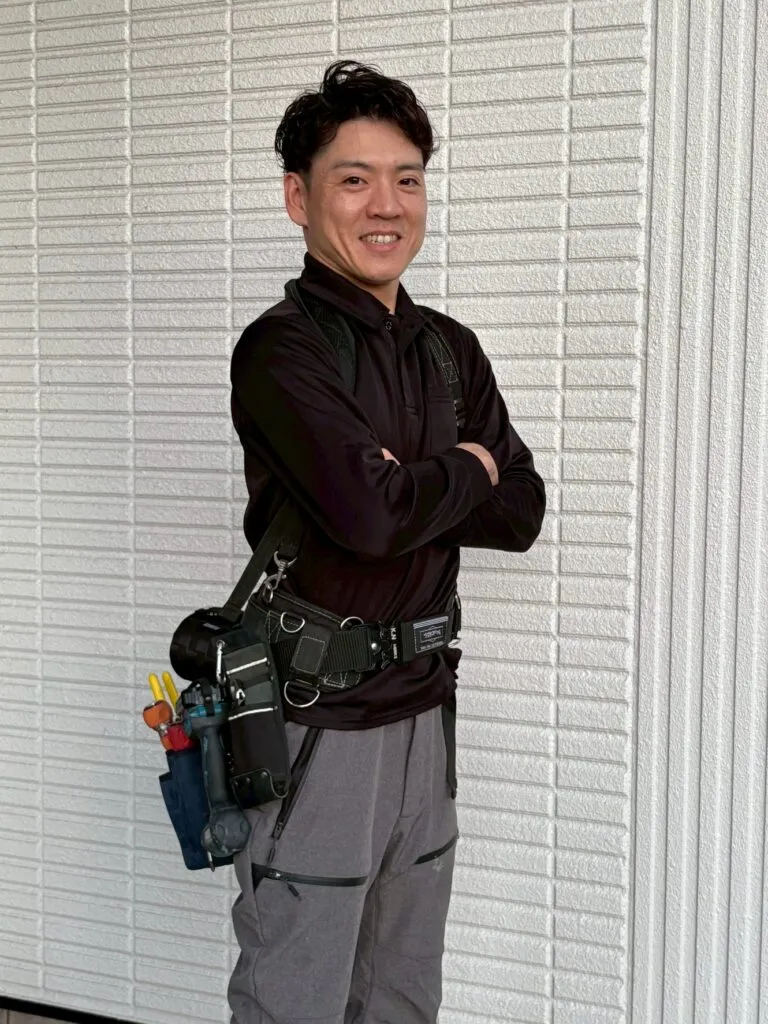 作業着姿のアマエアコンサービススタッフ