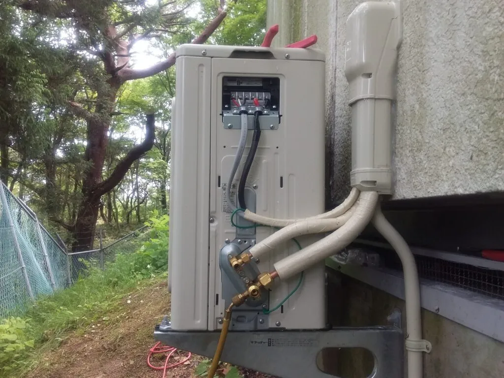 エアコン室外機の配管接続部分