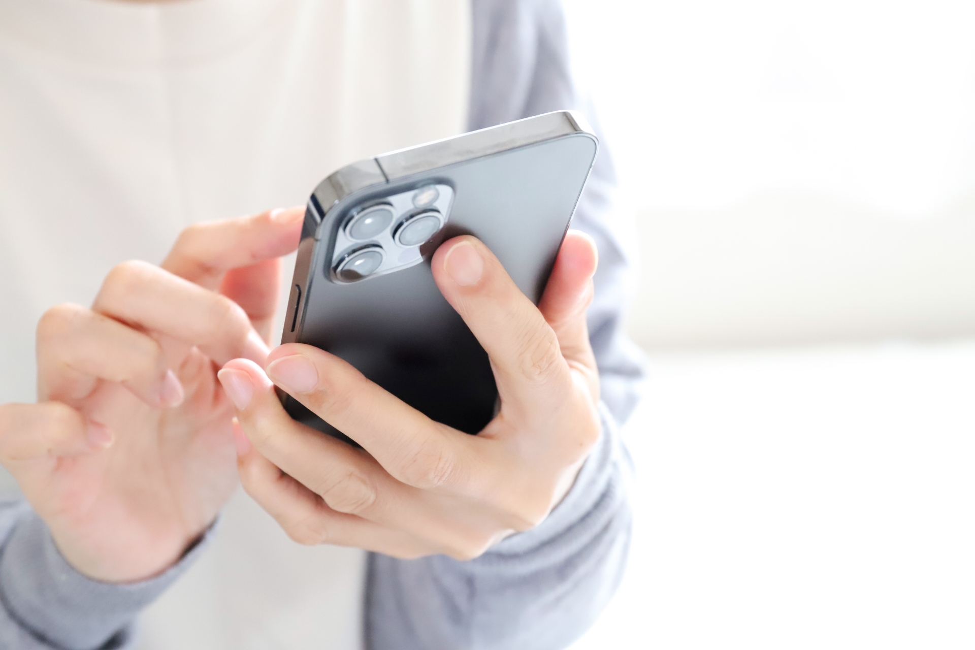 スマートフォンからLINEで相談するイメージ