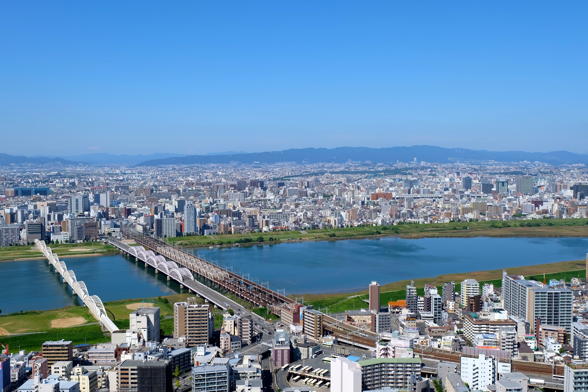 大阪の市街地と河川の風景