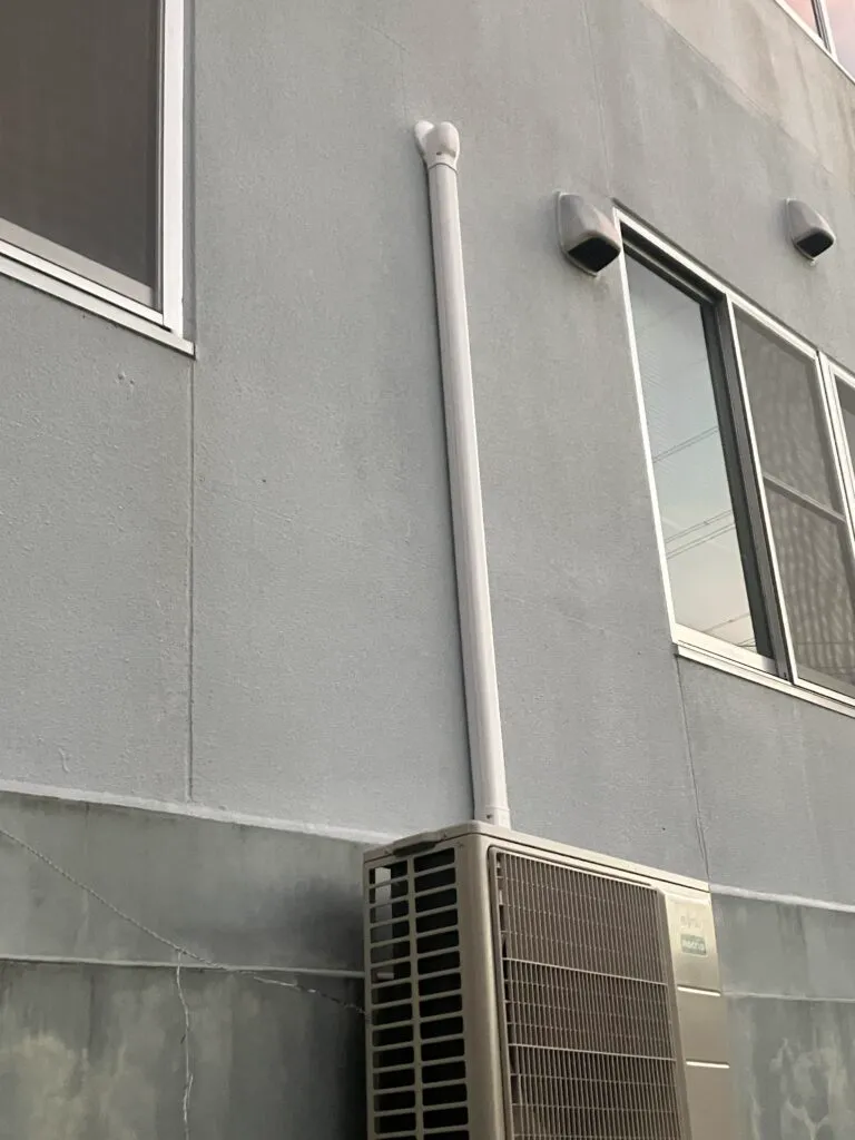 ホワイトの室外用配管化粧カバー
