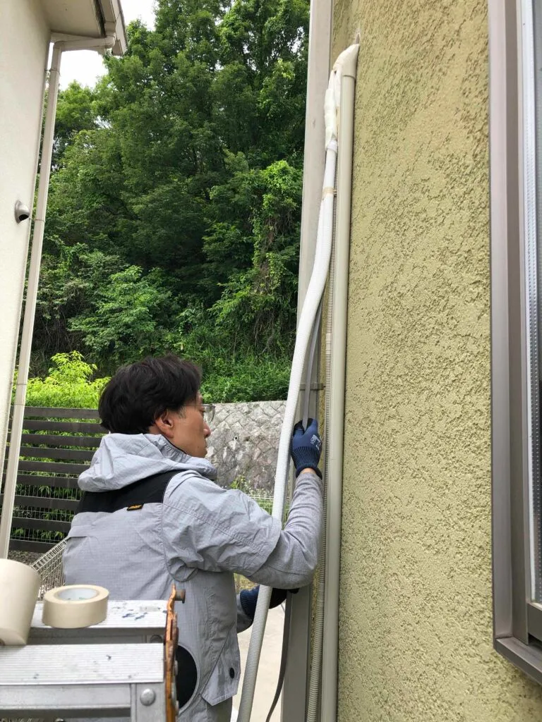室外用配管化粧カバーを取り付けている様子
