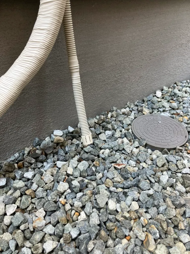 1階の地面へ下ろしたドレンホース