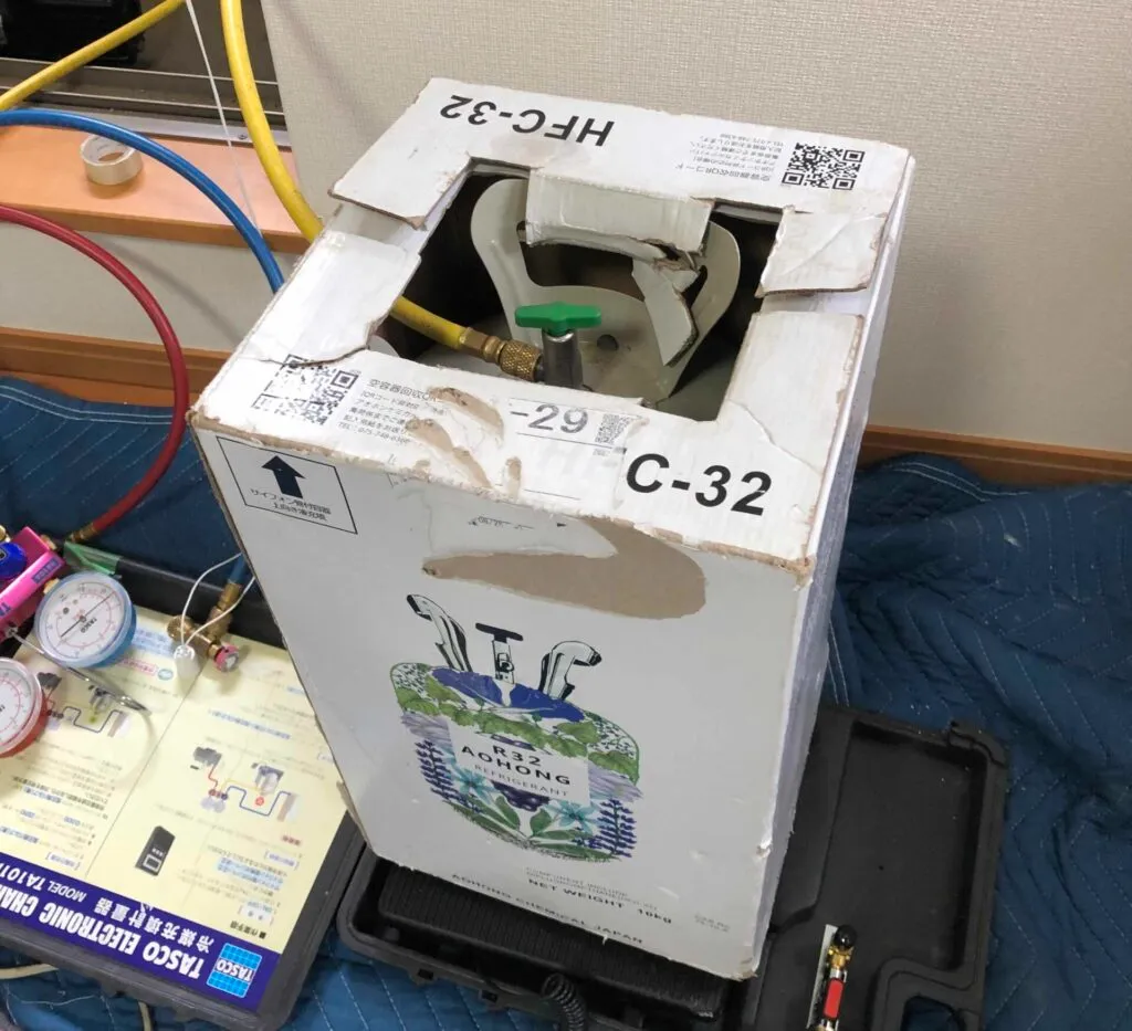 R32冷媒ガスを補充する作業機材