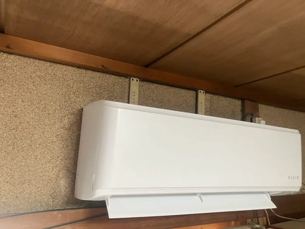 和室の壁へたて桟を使って室内機を設置した例