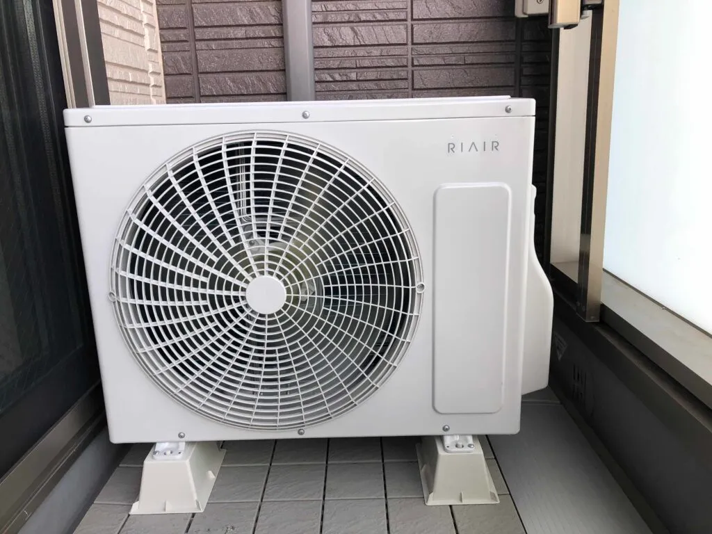 室外機をベランダへ設置した例