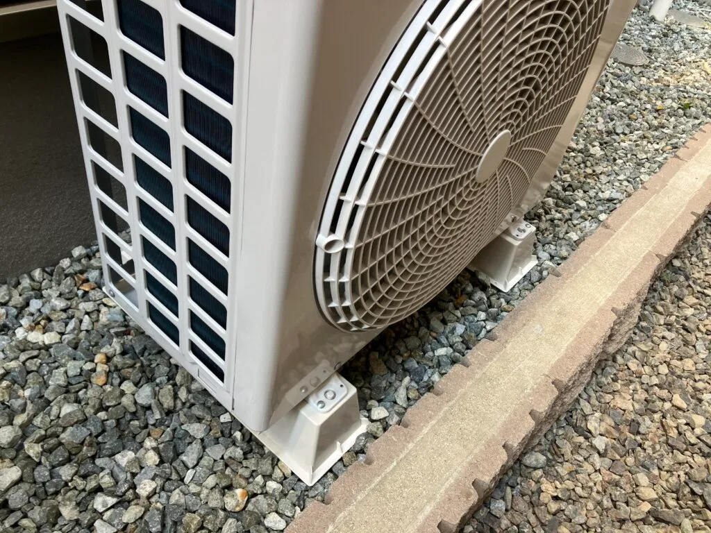 室外機をプラ架台へ設置した例
