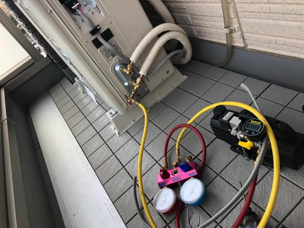 エアコン工事で真空引きを行っている様子